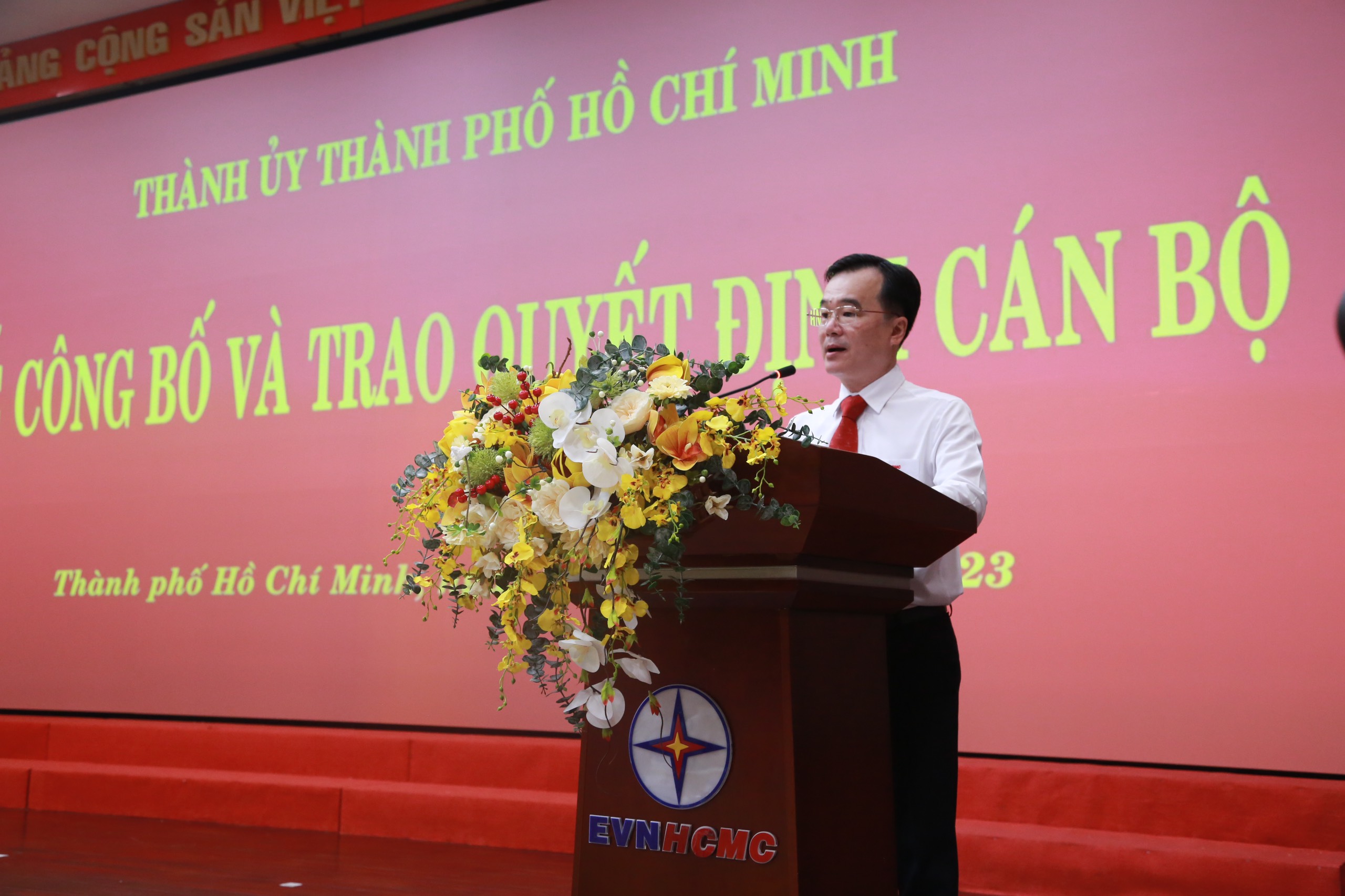 Đồng chí Phó Bí thư Đảng ủy EVNHCMC Trần Vũ Quang phát biểu nhận nhiệm vụ.